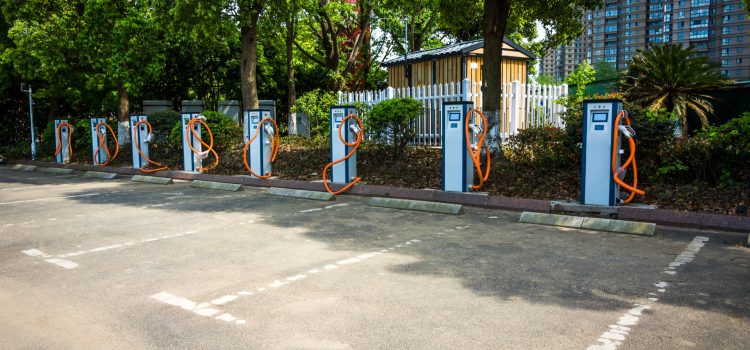 Loi LOM et parkings publics : quelles obligations sur l’installation de bornes de recharge ?